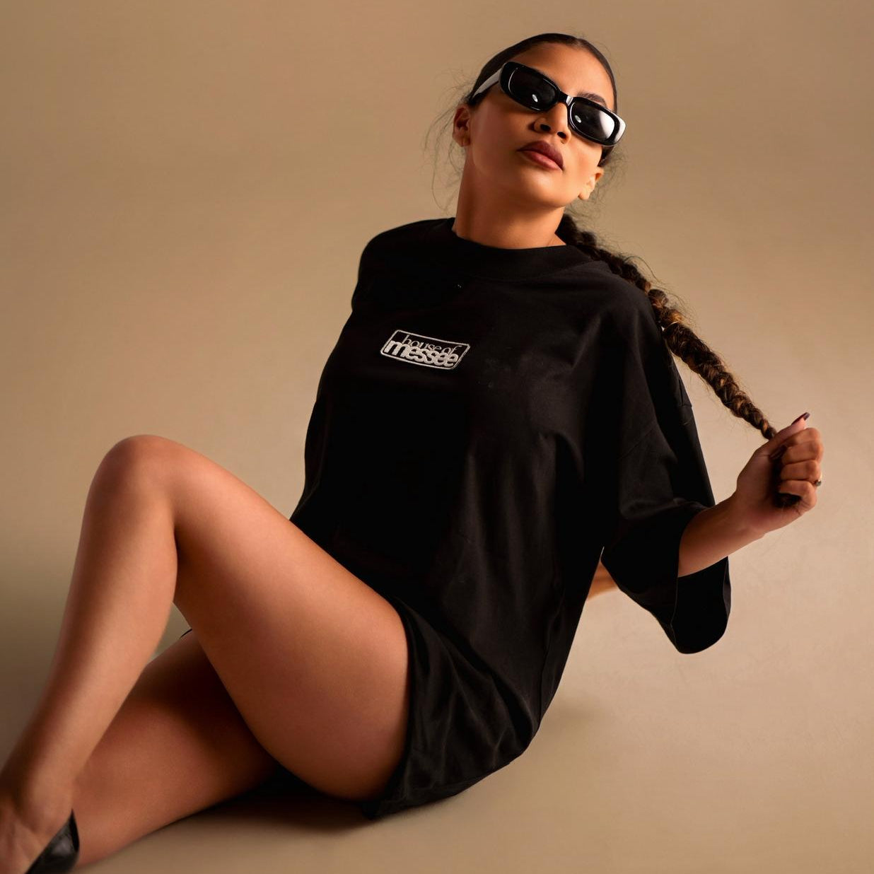 person wearing black oversized teddy tshirt